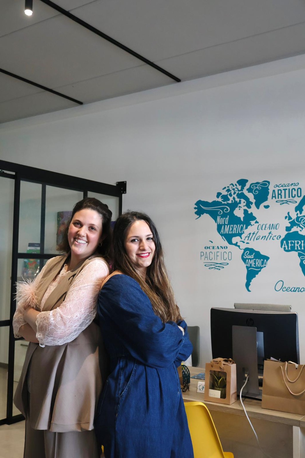 Stephanie e Chiara nella sede di Namastè Viaggi