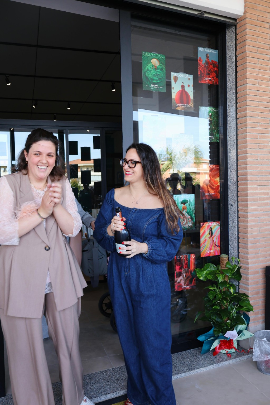 Stephanie e Chiara all’inaugurazione